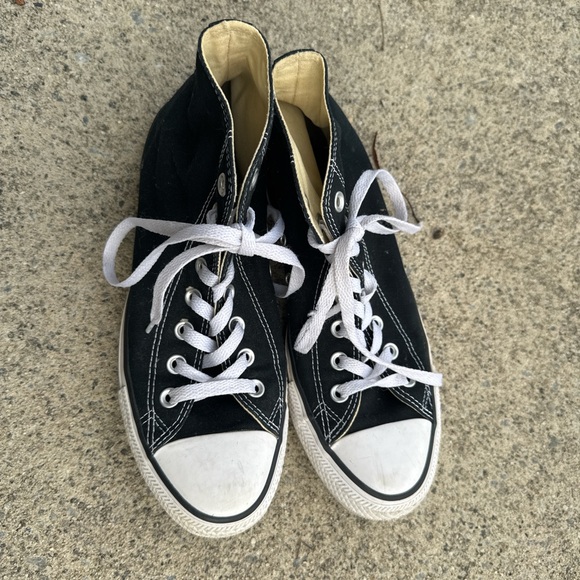 High top black and white converse chucks - Picture 3 of 4